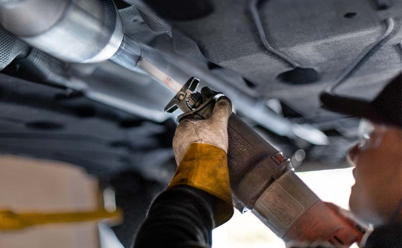 Magnaflow Carb Compliant SS Univ. Catalytic Converter 8.125in Body L X 5in Body W (2.50 CA Spun)